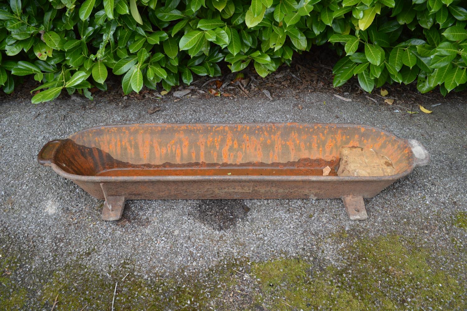 Iron trough with rounded ends and end carrying handles - 140cm x 34cm x 18cm tall Please note - Image 3 of 4