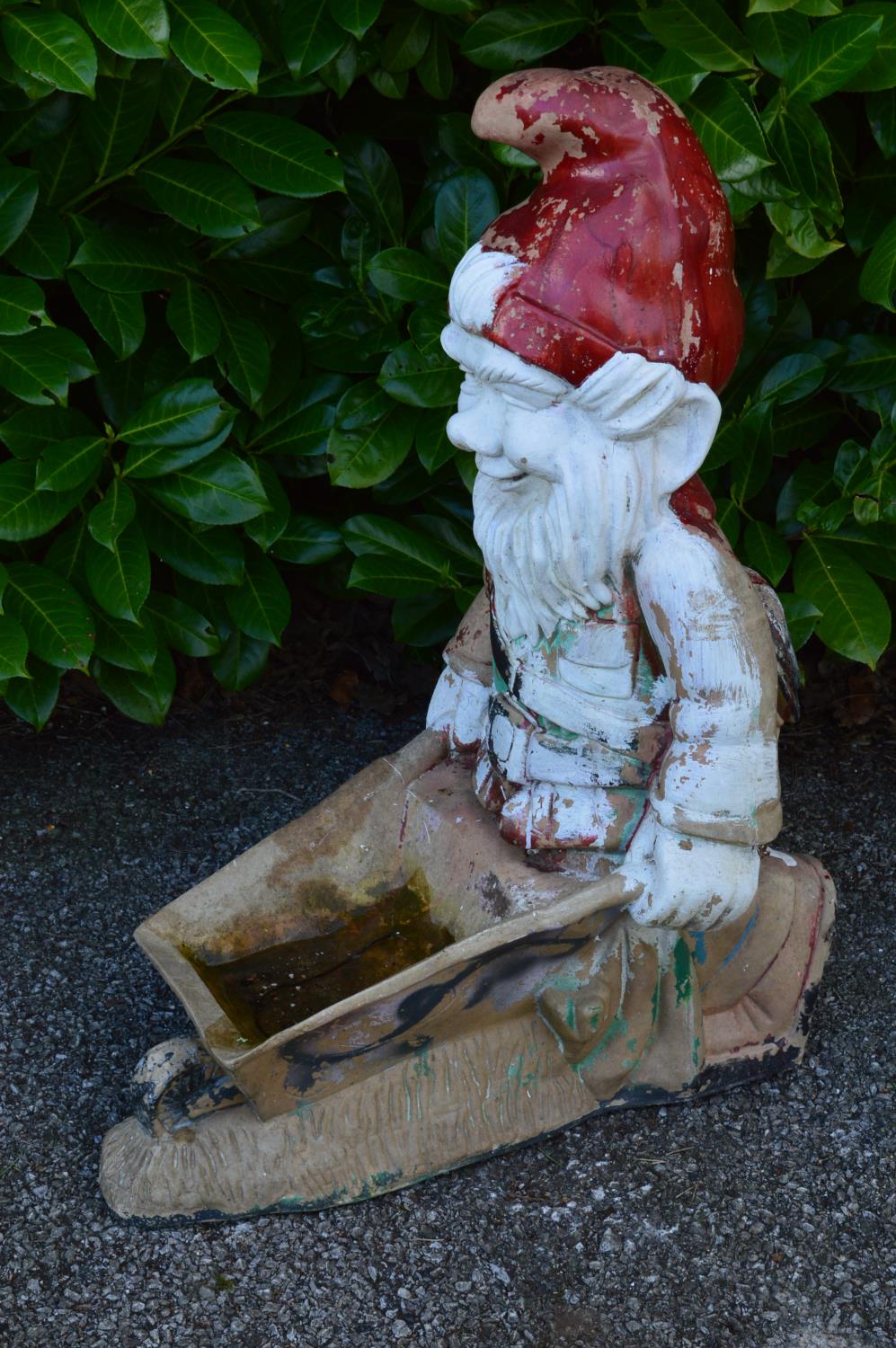 Painted resin figural planter of a gnome pushing a wheelbarrow - 35cm x 76cm tall Please note - Bild 2 aus 2