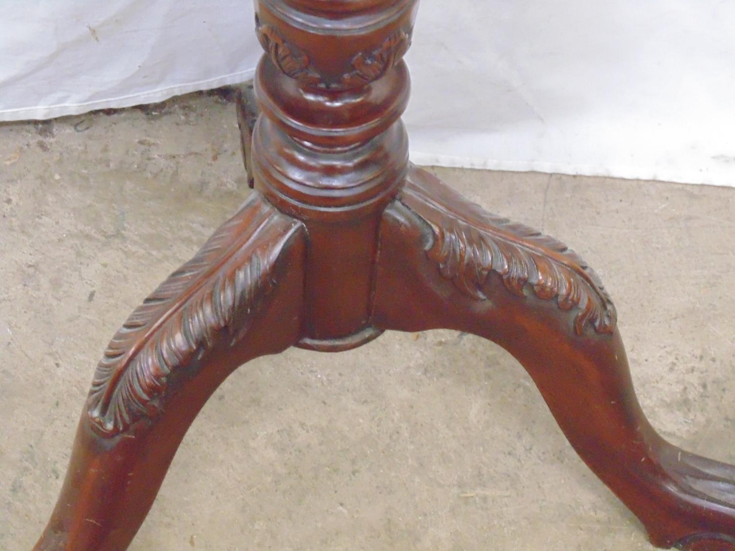 Reproduction mahogany occasional table the shaped top over baluster column leading to three cabriole - Bild 3 aus 3