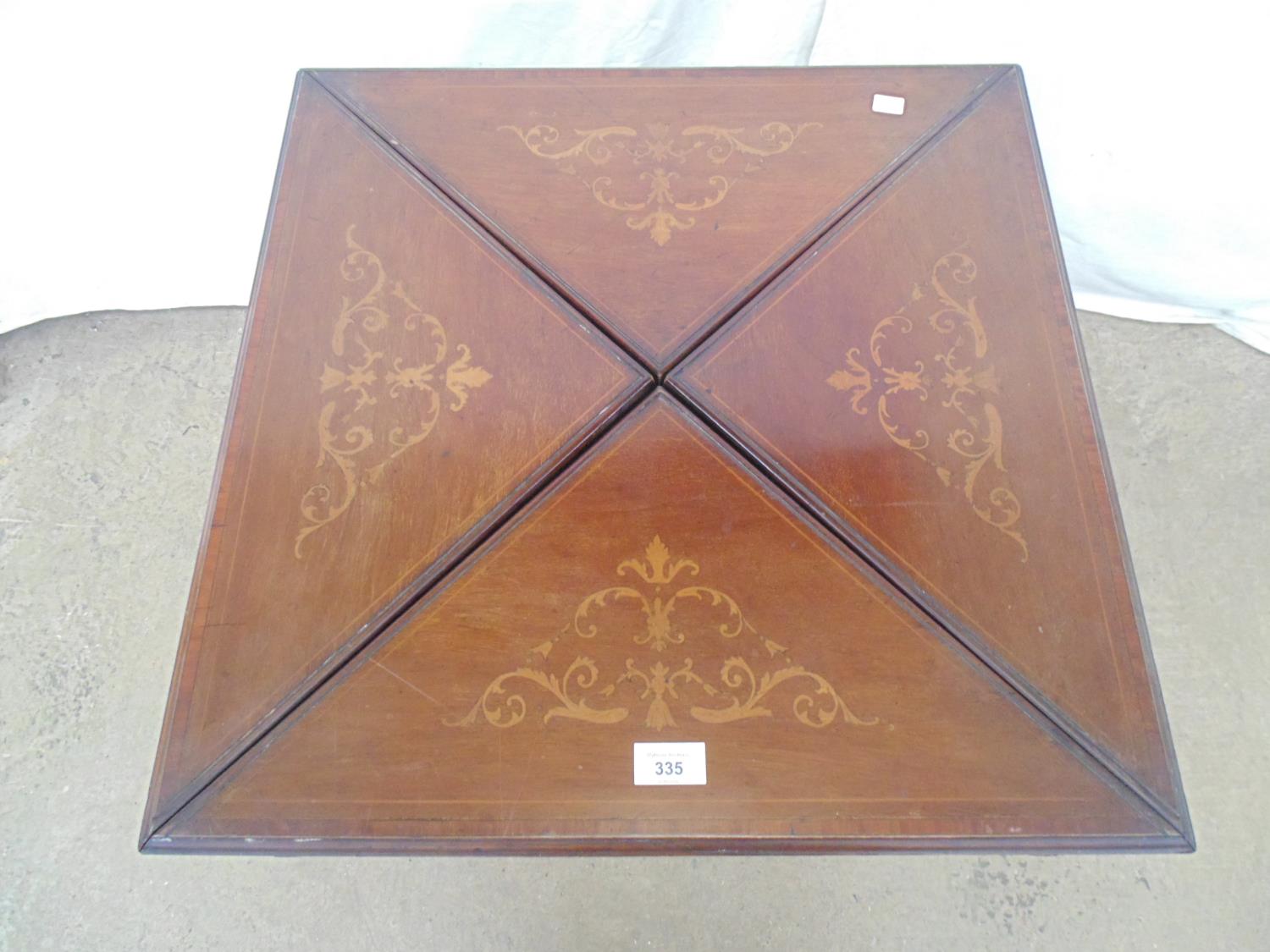 Mahogany inlaid and cross banded two tier envelope card table the top opening to green baize with - Bild 2 aus 4