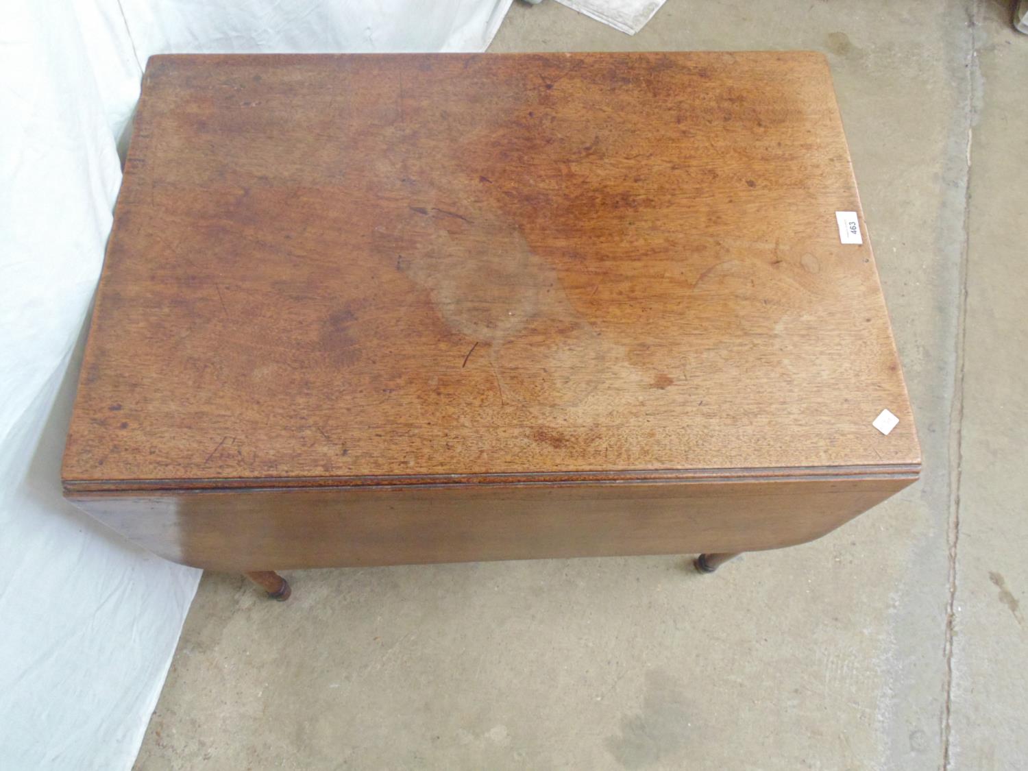 Mahogany Pembroke table having inlaid drawer to one end and faux drawer to the other, standing on - Bild 2 aus 4