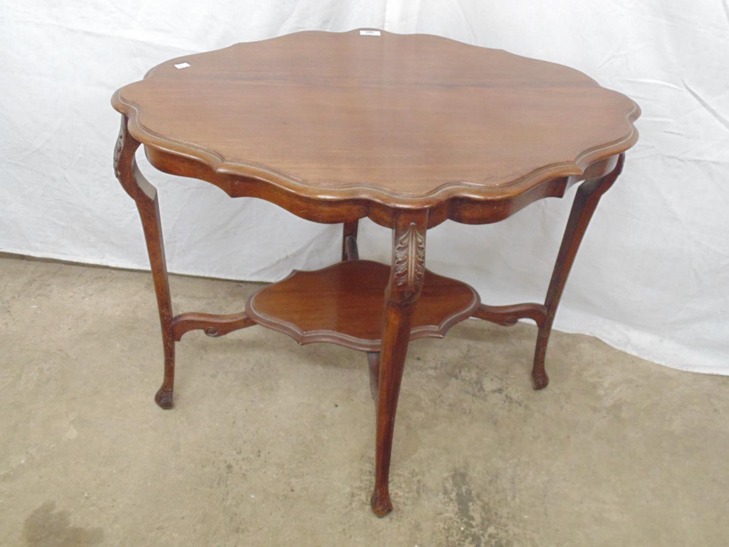 Mahogany two tier occasional table the shaped top over shaped frieze and carved shoulders leading to - Bild 3 aus 4