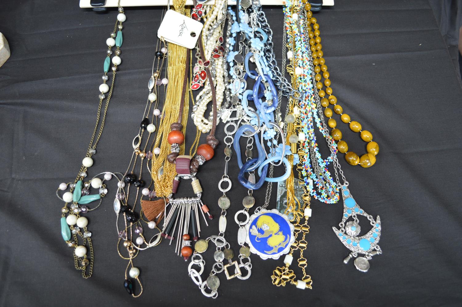 Collection of costume jewellery necklaces (please note the stand is not included in this lot) Please - Bild 4 aus 6