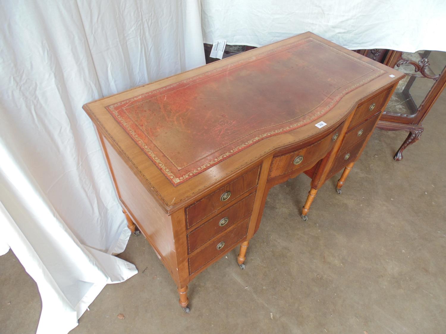 Mahogany inlaid bow fronted kneehole writing desk having red leather insert with gilt tooling over - Bild 3 aus 4