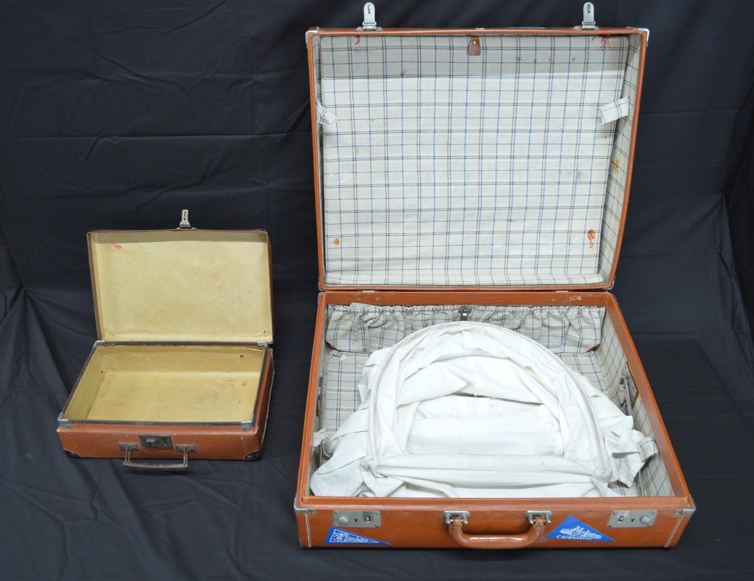 Two vintage suitcases - 57cm x 34.5cm wide Please note descriptions are not condition reports, - Bild 3 aus 4