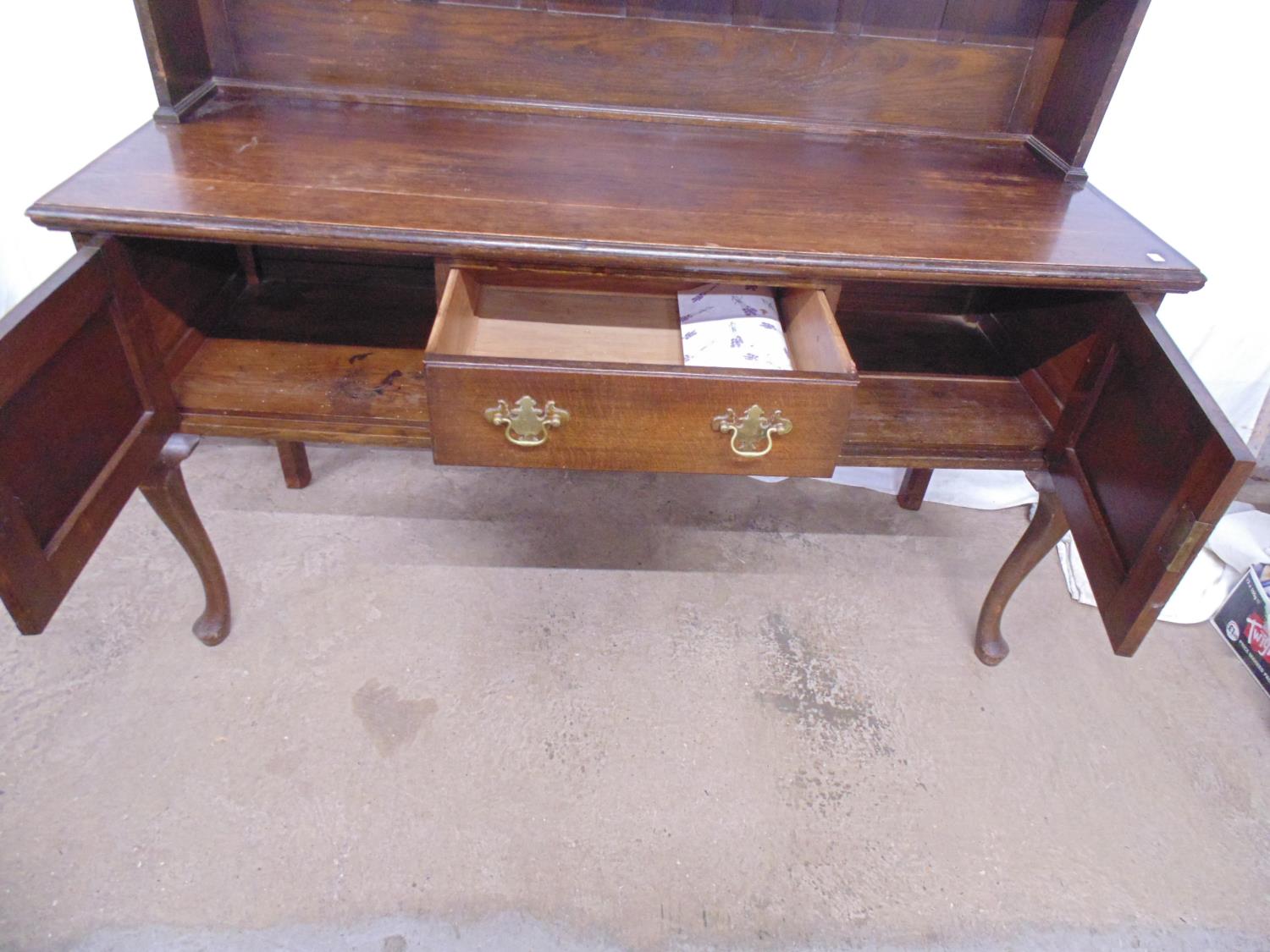 20th century oak dresser having shaped frieze over two plate racks/shelves leading to single - Image 4 of 4