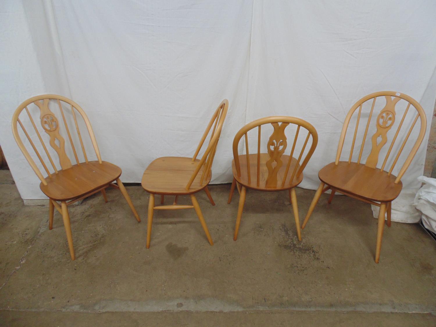 Set of four blonde Ercol hoop back chairs having fleur de lis back splat, standing on round tapering - Image 6 of 7