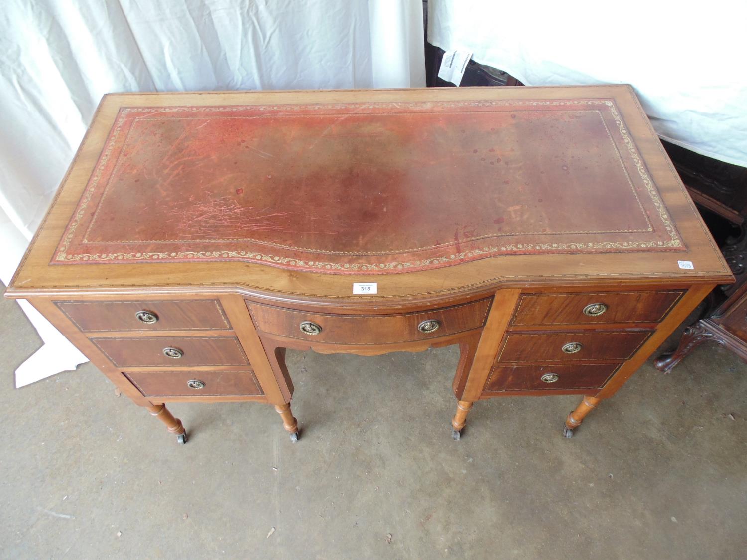 Mahogany inlaid bow fronted kneehole writing desk having red leather insert with gilt tooling over - Bild 2 aus 4