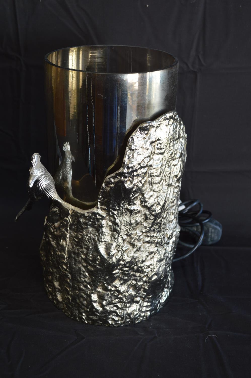 Cylindrical metal table lamp in the form of a section of tree trunk and bird with smoked glass shade - Bild 2 aus 5
