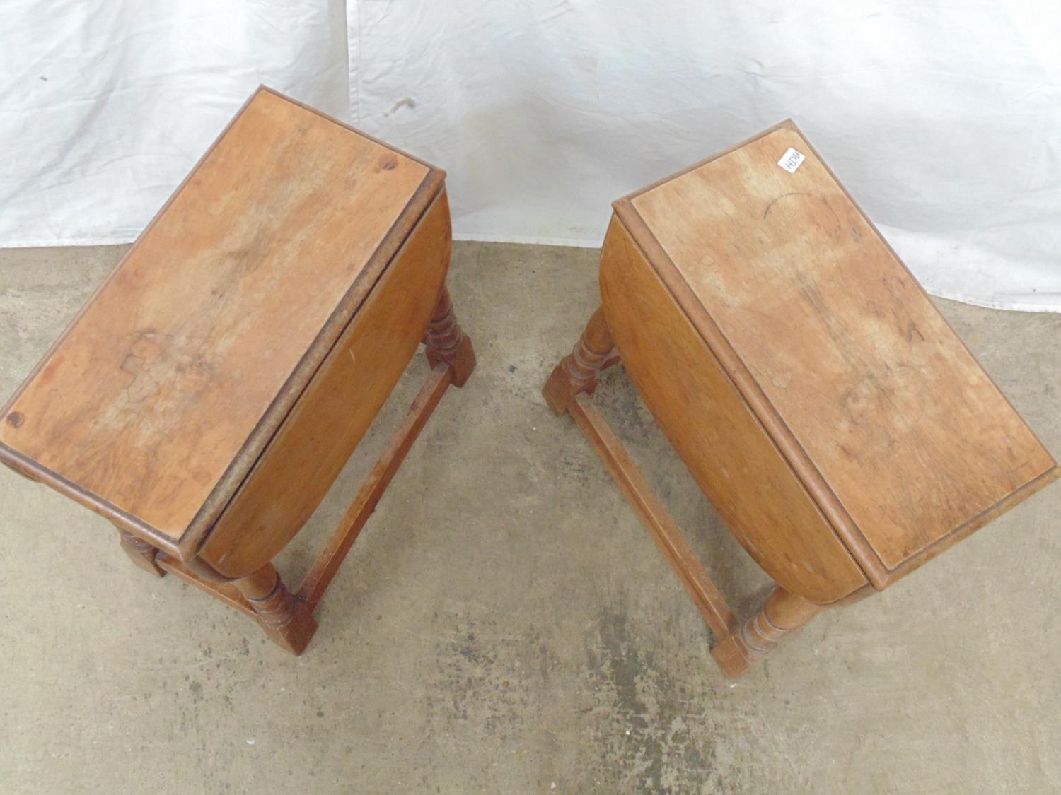 Pair of mahogany drop flap rotating top occasional tables standing on four turned legs with cross - Bild 2 aus 3