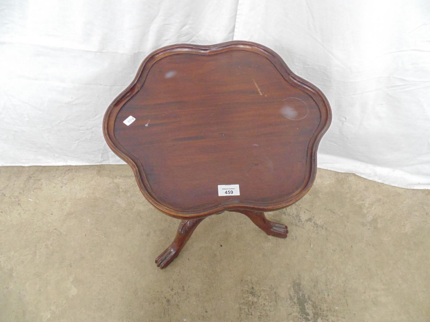 Reproduction mahogany occasional table the shaped top over baluster column leading to three cabriole - Bild 2 aus 3