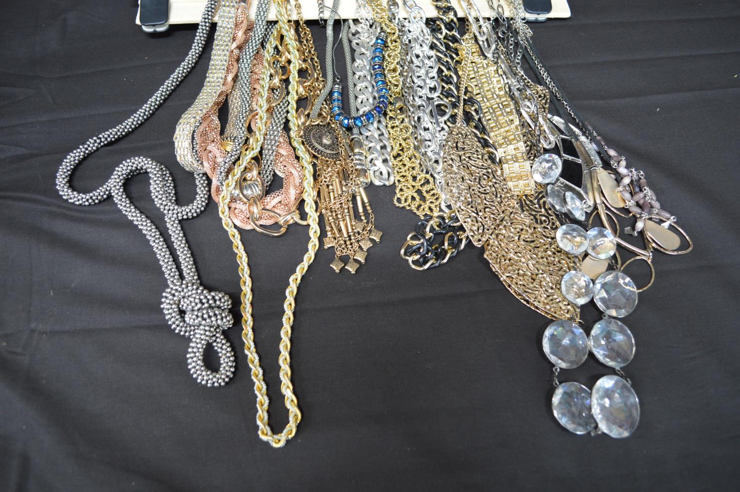 Collection of costume jewellery necklaces (please note the stand is not included in this lot) Please - Bild 5 aus 6