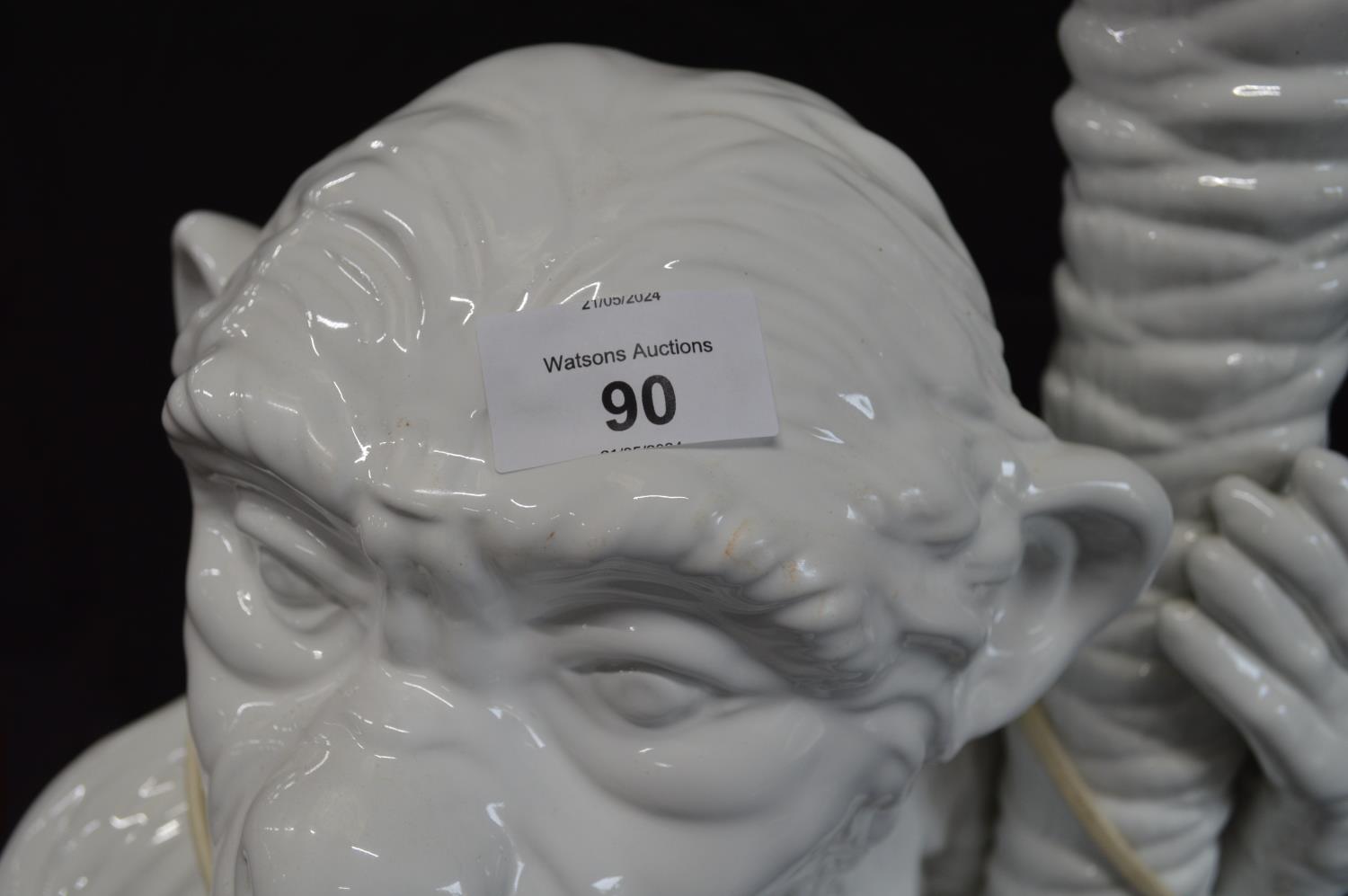 White glazed table lamp in the form of a seated monkey - 65cm tall (not including bulb fitting) - Image 3 of 3