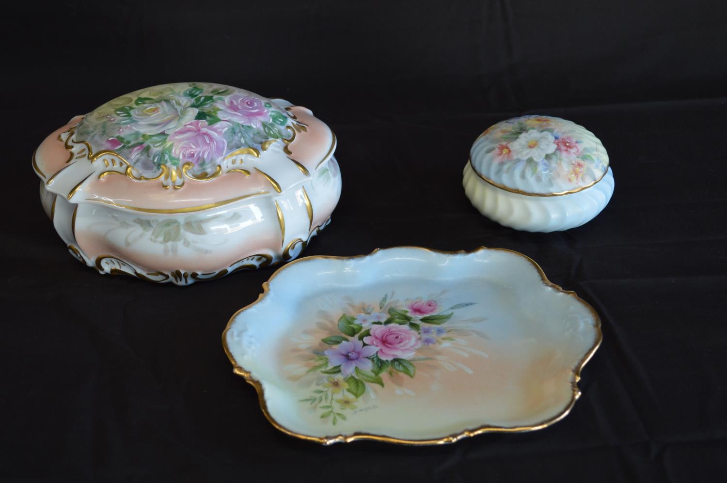Three pieces of Limoges dressing table china to comprise: circular lidded pot - 10cm dia, oval - Bild 2 aus 5