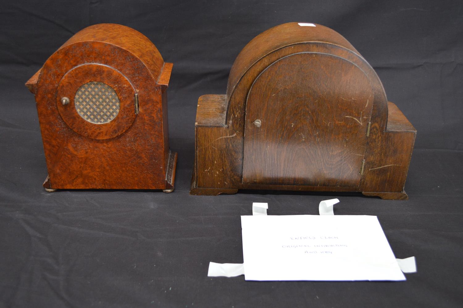 Walnut cased mantle clock having Astral movement with silvered dial, black Roman Numerals and - Bild 3 aus 4