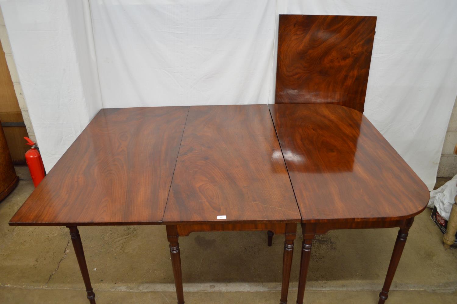 Georgian mahogany dining table with drop leaf and extra leaf, standing on turned legs - 257.5cm ( - Bild 2 aus 4