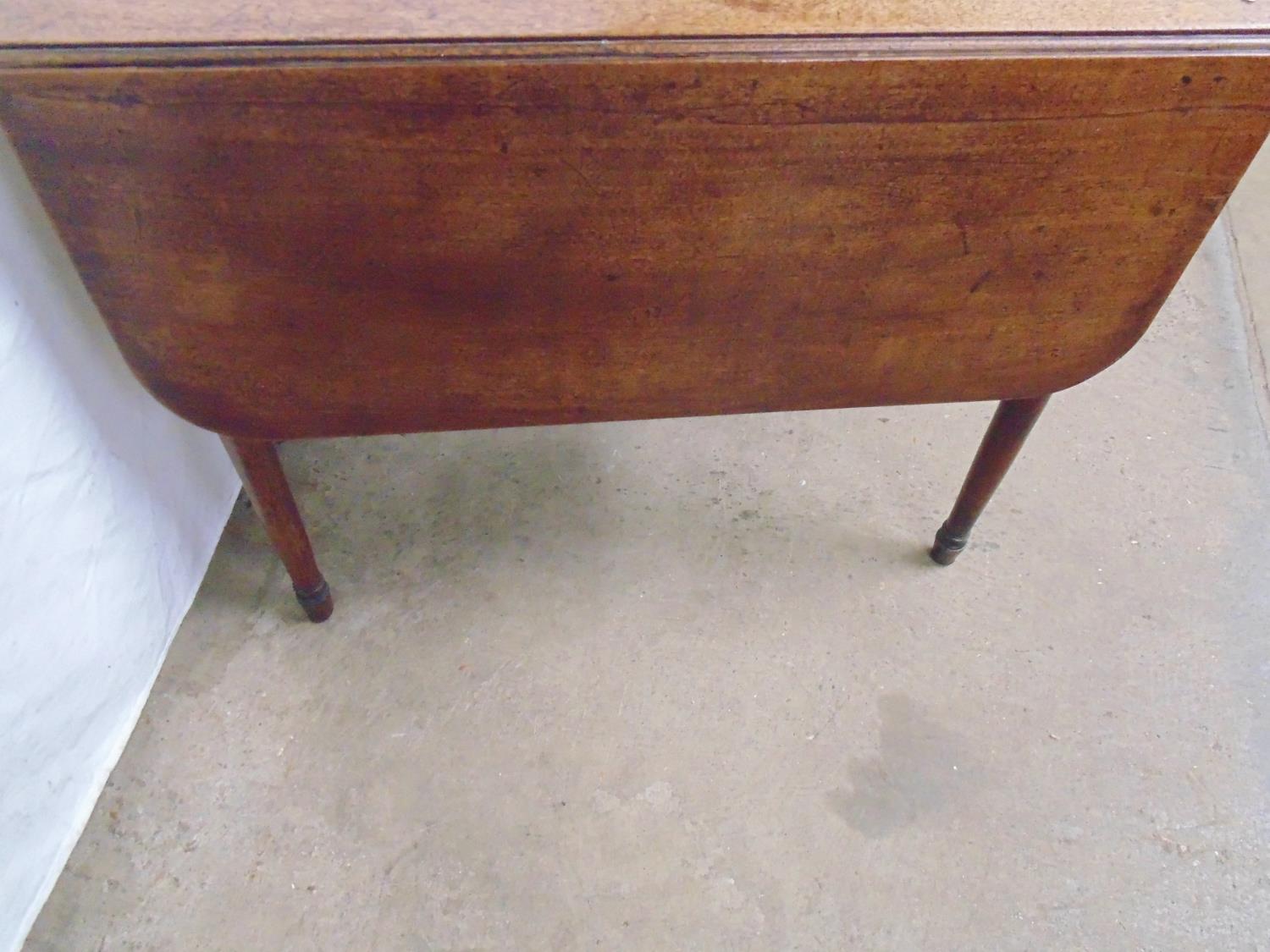 Mahogany Pembroke table having inlaid drawer to one end and faux drawer to the other, standing on - Bild 4 aus 4