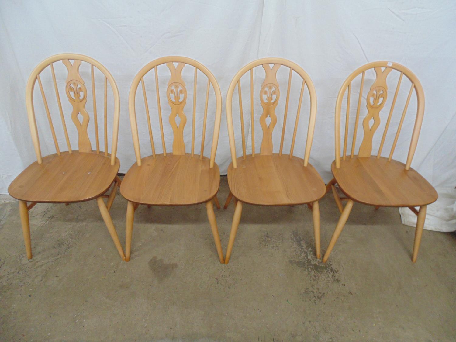 Set of four blonde Ercol hoop back chairs having fleur de lis back splat, standing on round tapering - Image 4 of 7