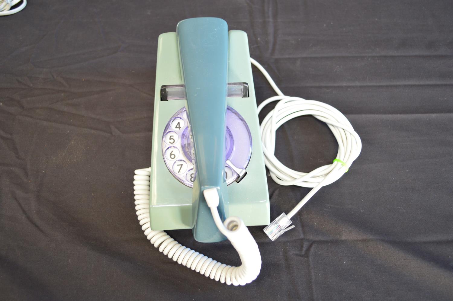 Group of three vintage telephones to comprise: PO Factory SA 4271 to commemorative the Silver - Bild 4 aus 4