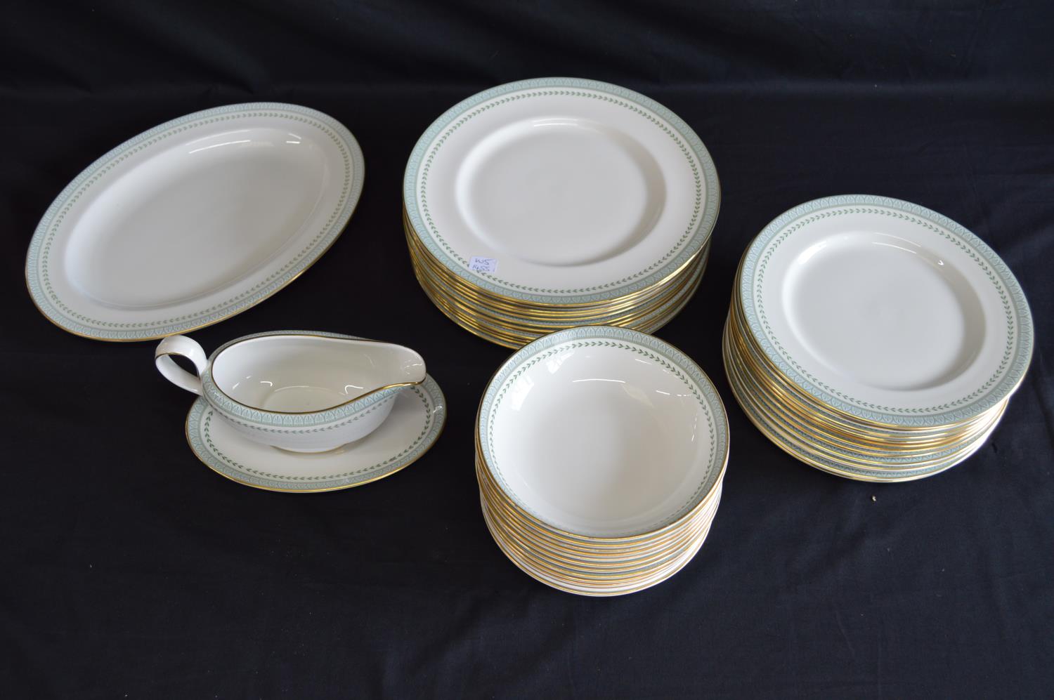 Royal Doulton Berkshire tea and dinner set to comprise: eight tea cups, fourteen 15cm saucers, - Bild 4 aus 5