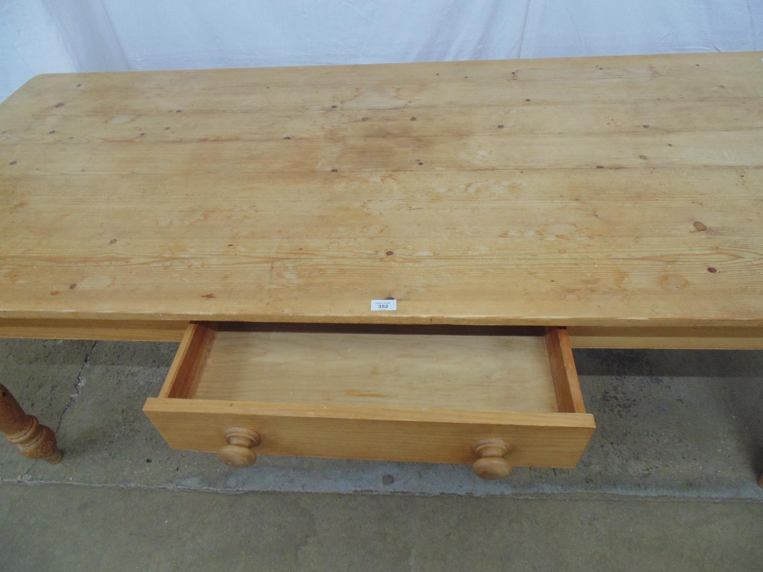 Large modern pine kitchen table having single drawer, standing on turned legs - 211cm x 91cm x - Bild 4 aus 6