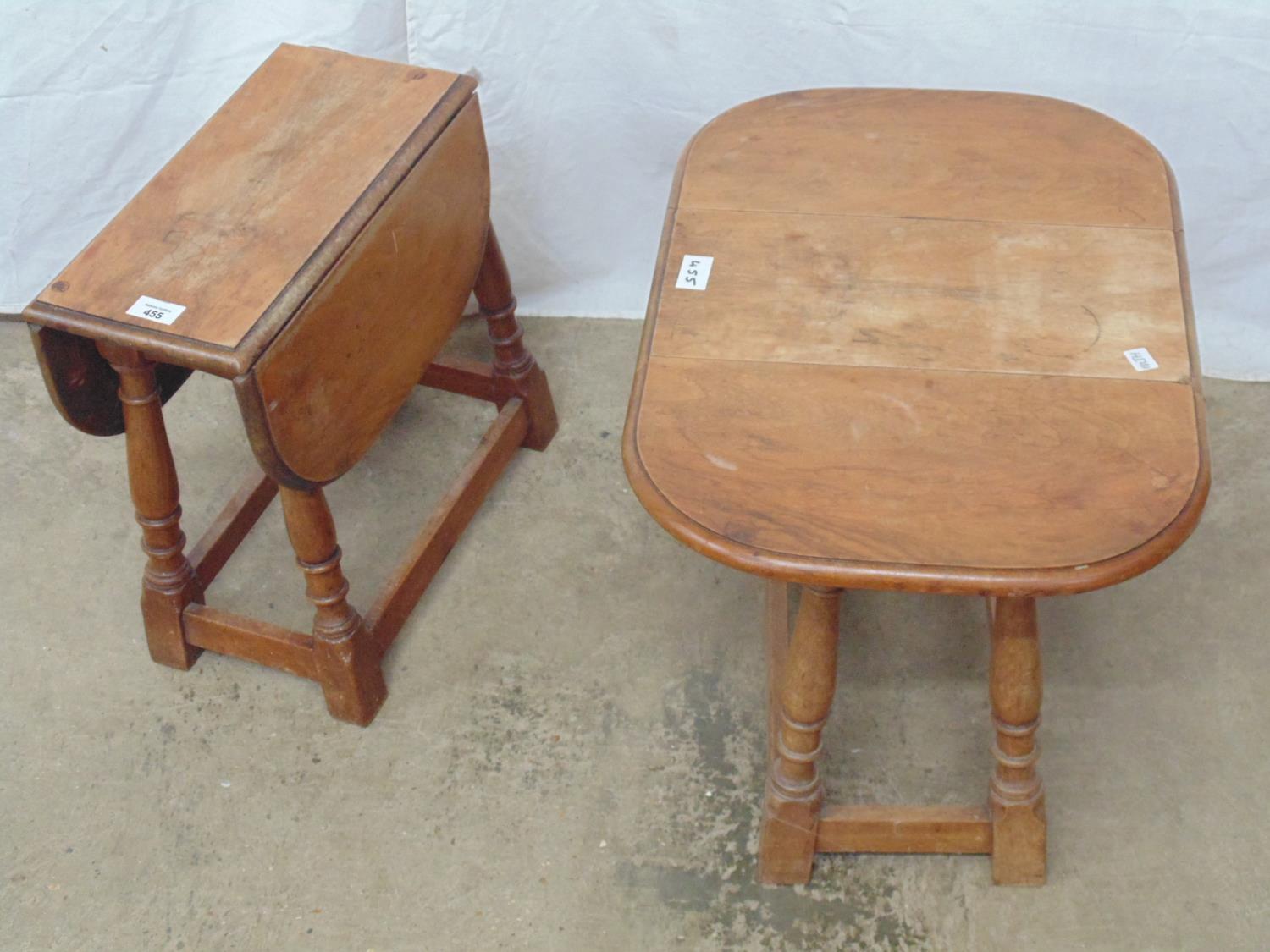 Pair of mahogany drop flap rotating top occasional tables standing on four turned legs with cross - Bild 3 aus 3