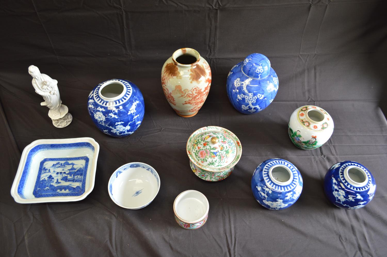 Group of Oriental ginger jars together with a Famille Rose pot (missing lid), lidded jar, vase, - Bild 3 aus 5