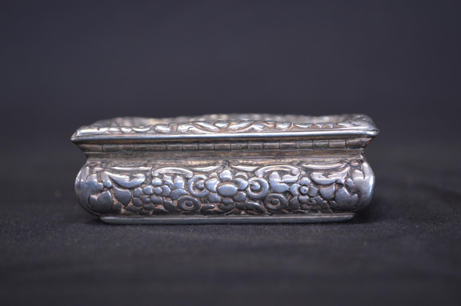 Georgian silver snuff box having floral decoration and personalised engraving, the inside having a - Bild 4 aus 5