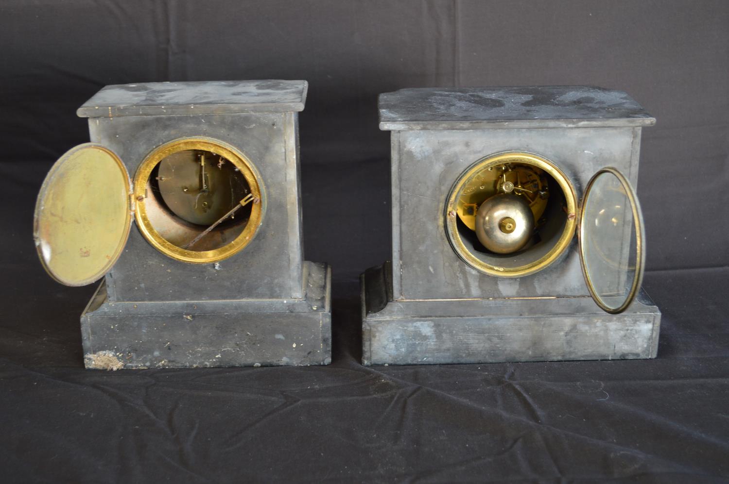 Two slate cased mantle clocks each having white enamel dial with black Roman Numerals and black - Bild 4 aus 5