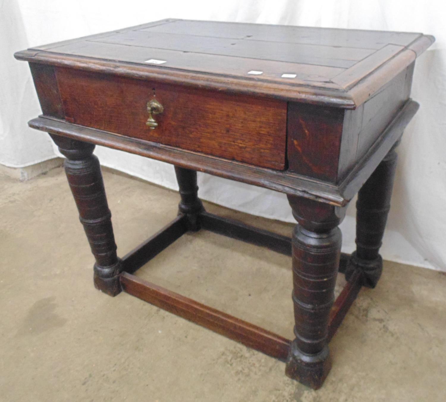 Period oak side table the rectangular top over a single drawer, standing on turned legs with cross - Bild 2 aus 6