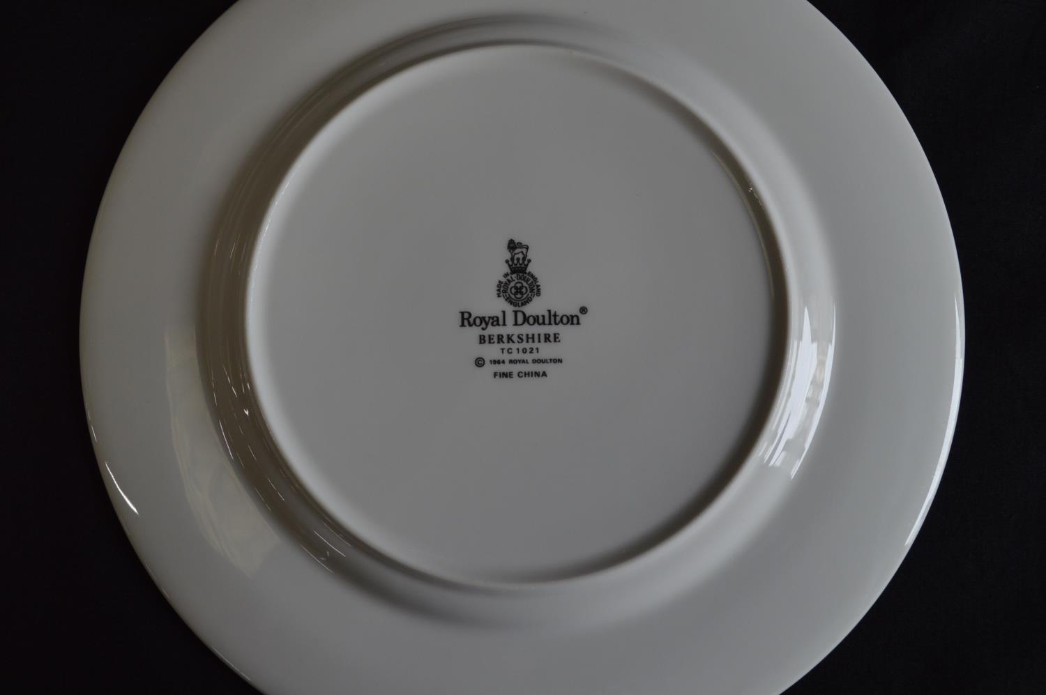 Royal Doulton Berkshire tea and dinner set to comprise: eight tea cups, fourteen 15cm saucers, - Bild 3 aus 5