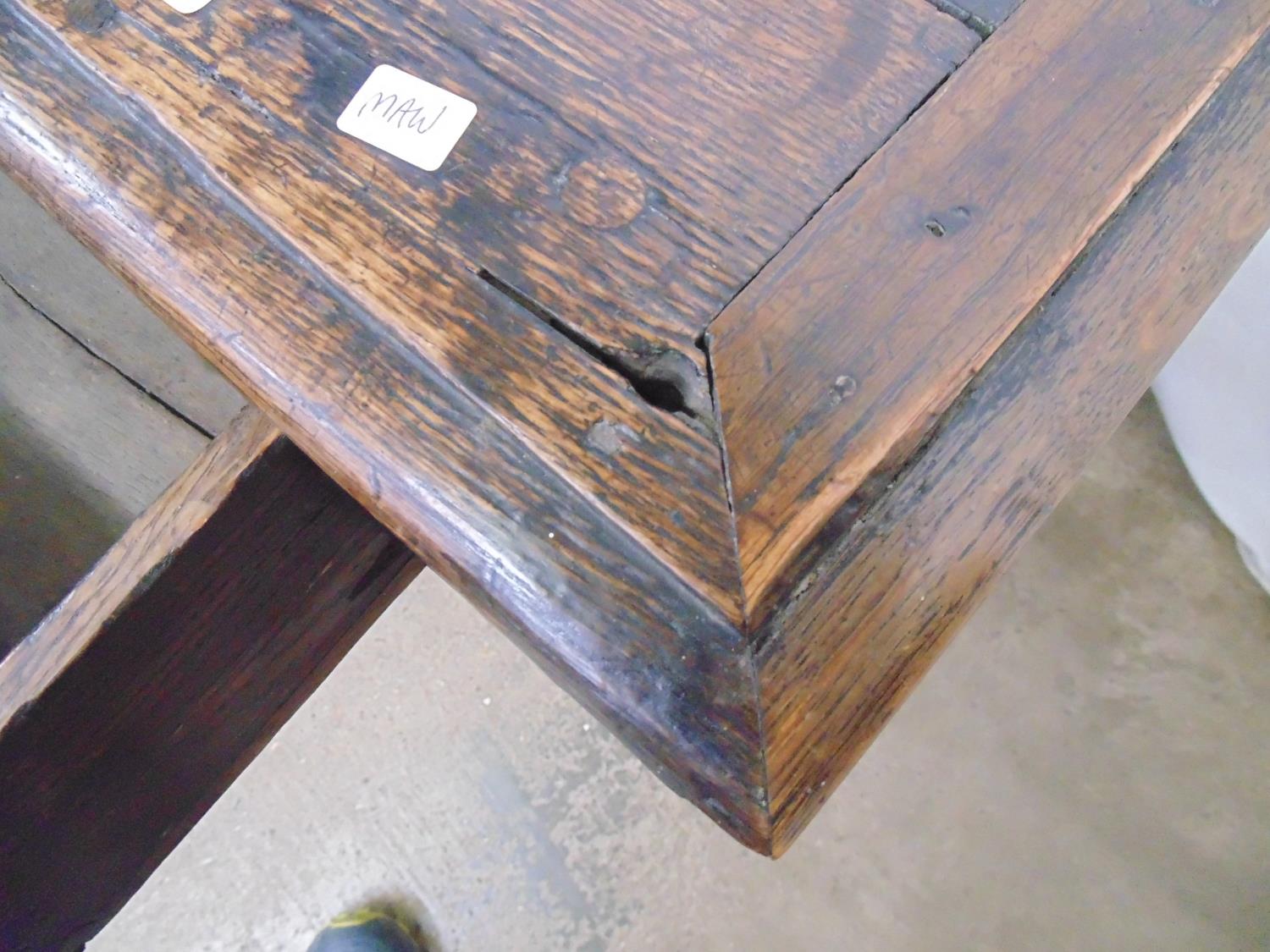 Period oak side table the rectangular top over a single drawer, standing on turned legs with cross - Bild 4 aus 6