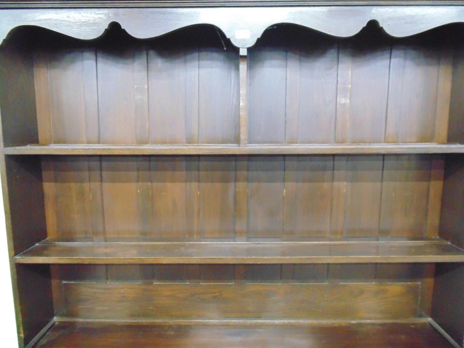 20th century oak dresser having shaped frieze over two plate racks/shelves leading to single - Image 3 of 4