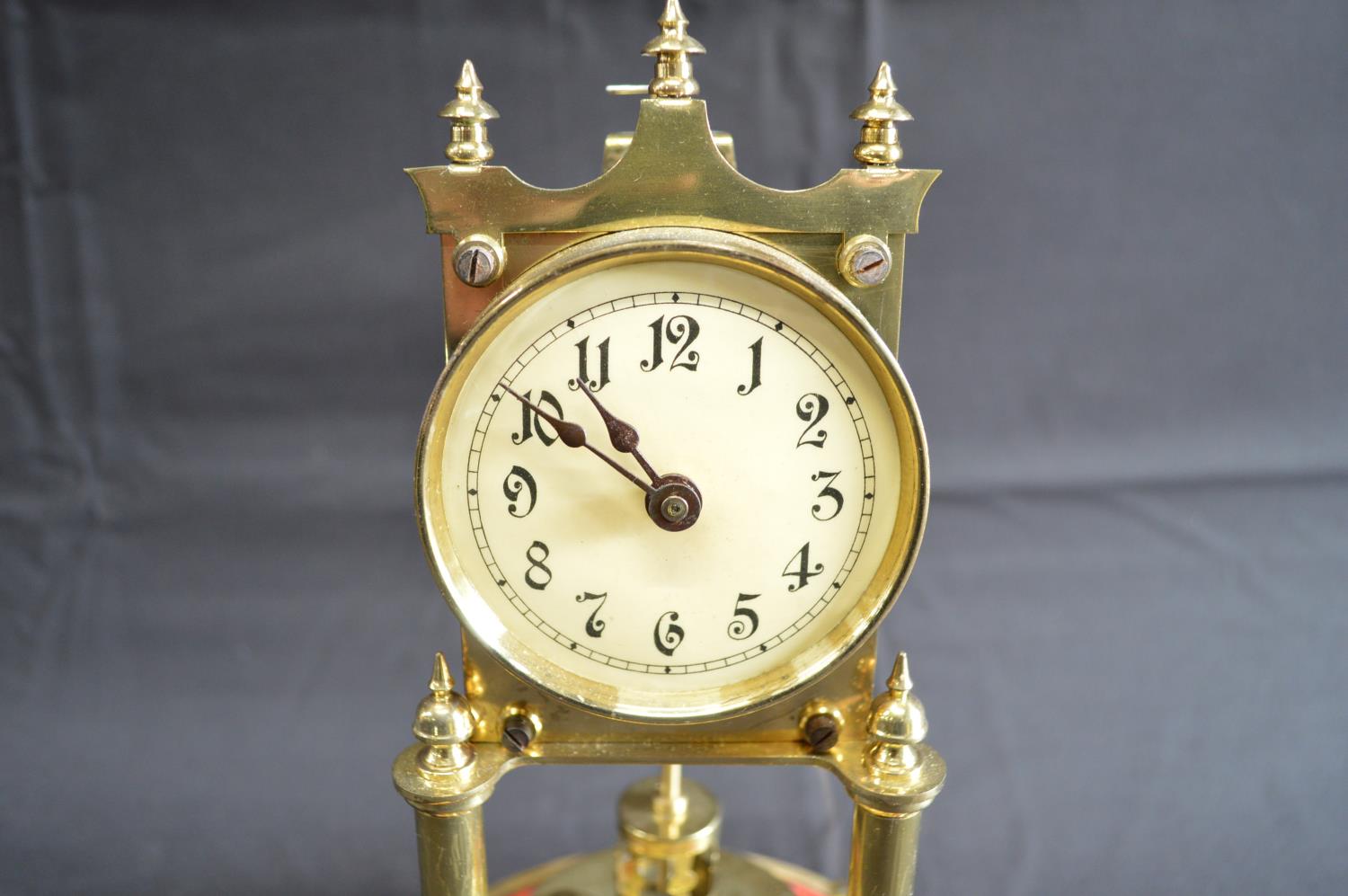 Dome cased brass Anniversary clock having cream dial with black numerals and black hands - 31.5cm - Bild 5 aus 6