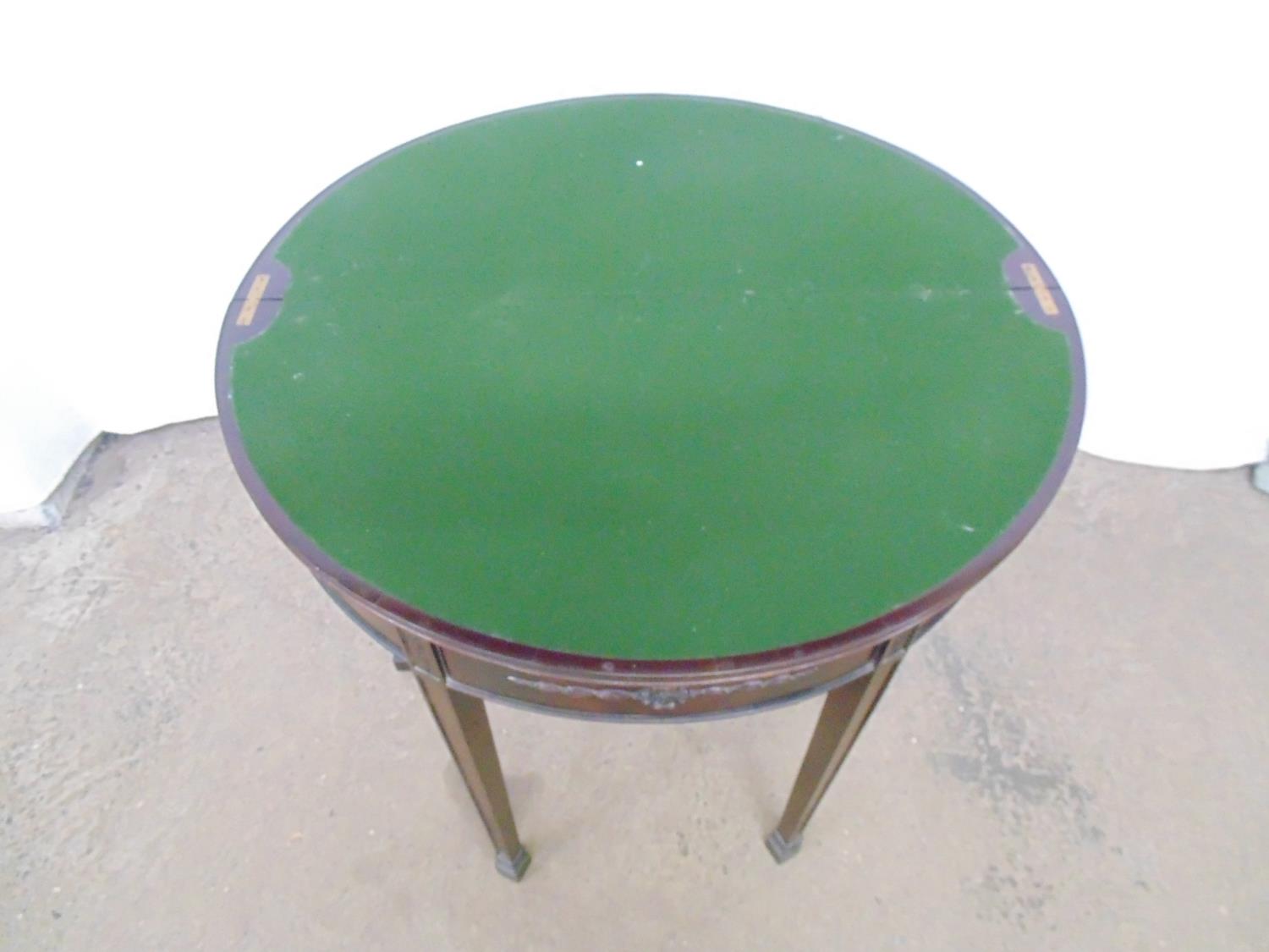 Mahogany demi lune card table having hinged top with green baize and standing on square tapering - Bild 2 aus 3