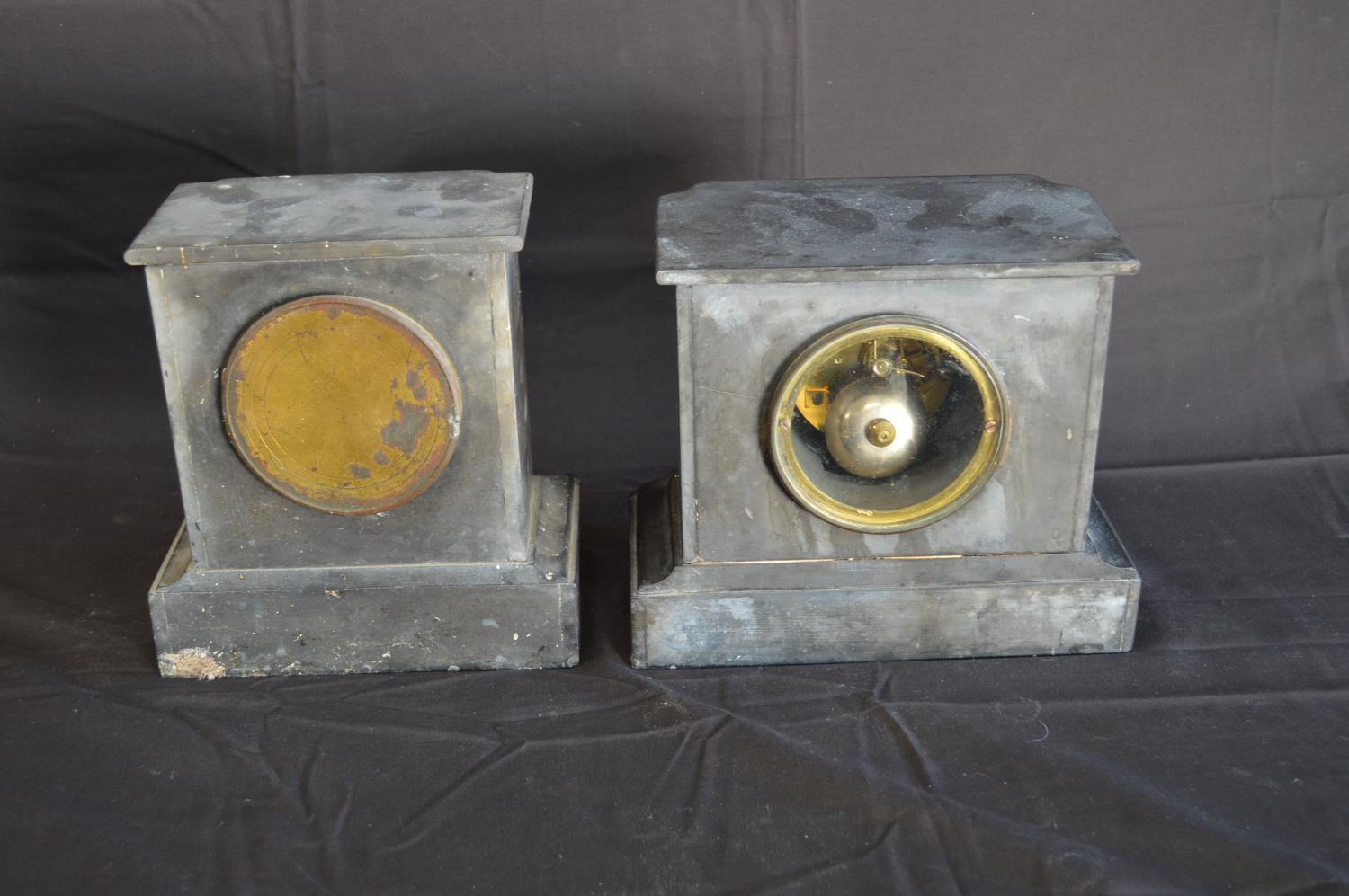 Two slate cased mantle clocks each having white enamel dial with black Roman Numerals and black - Bild 3 aus 5
