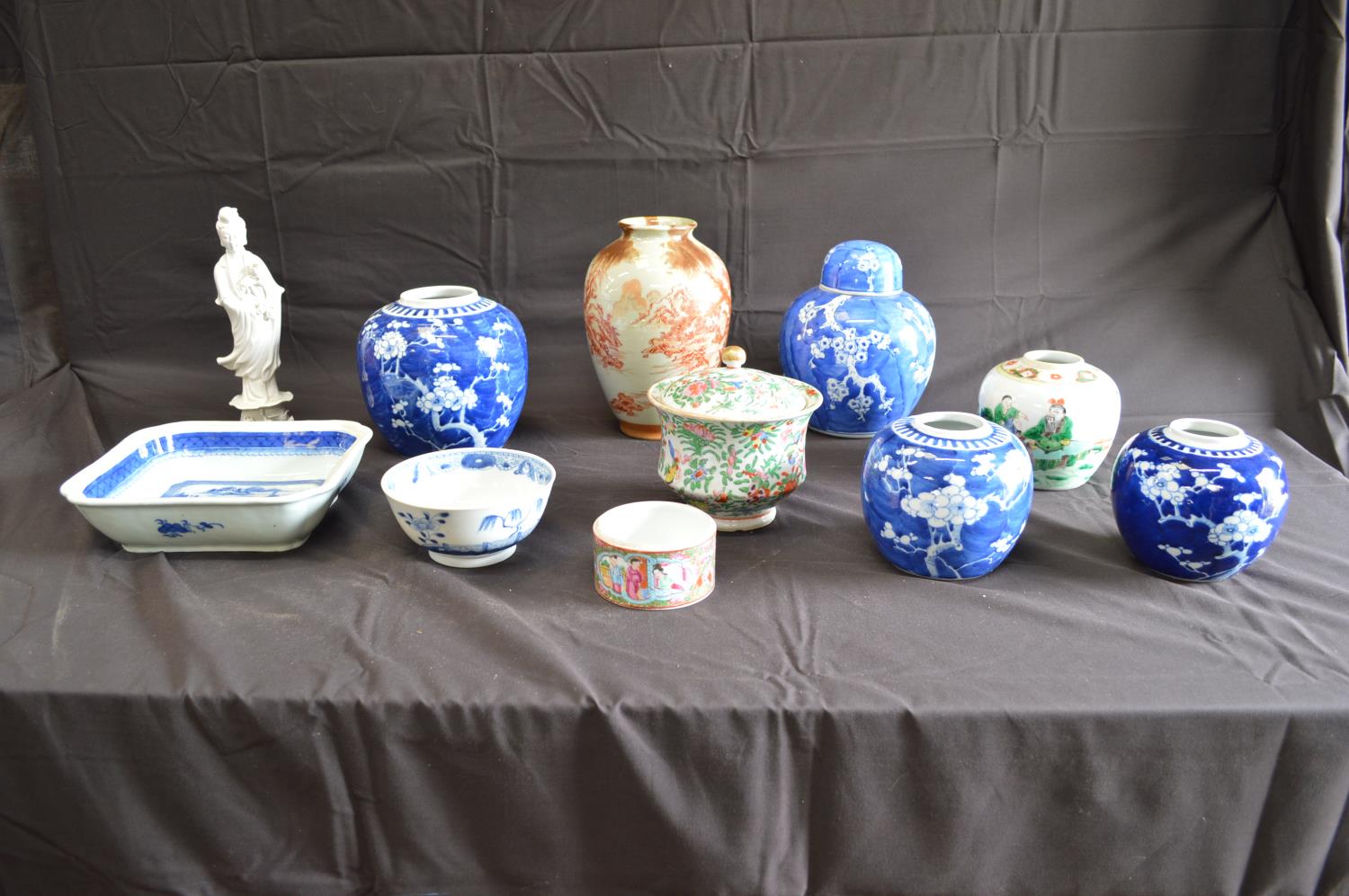 Group of Oriental ginger jars together with a Famille Rose pot (missing lid), lidded jar, vase, - Bild 2 aus 5