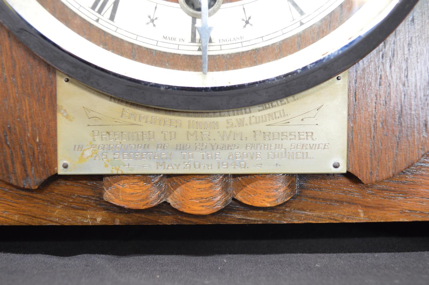 Walnut cased mantle clock having Astral movement with silvered dial, black Roman Numerals and - Bild 2 aus 4