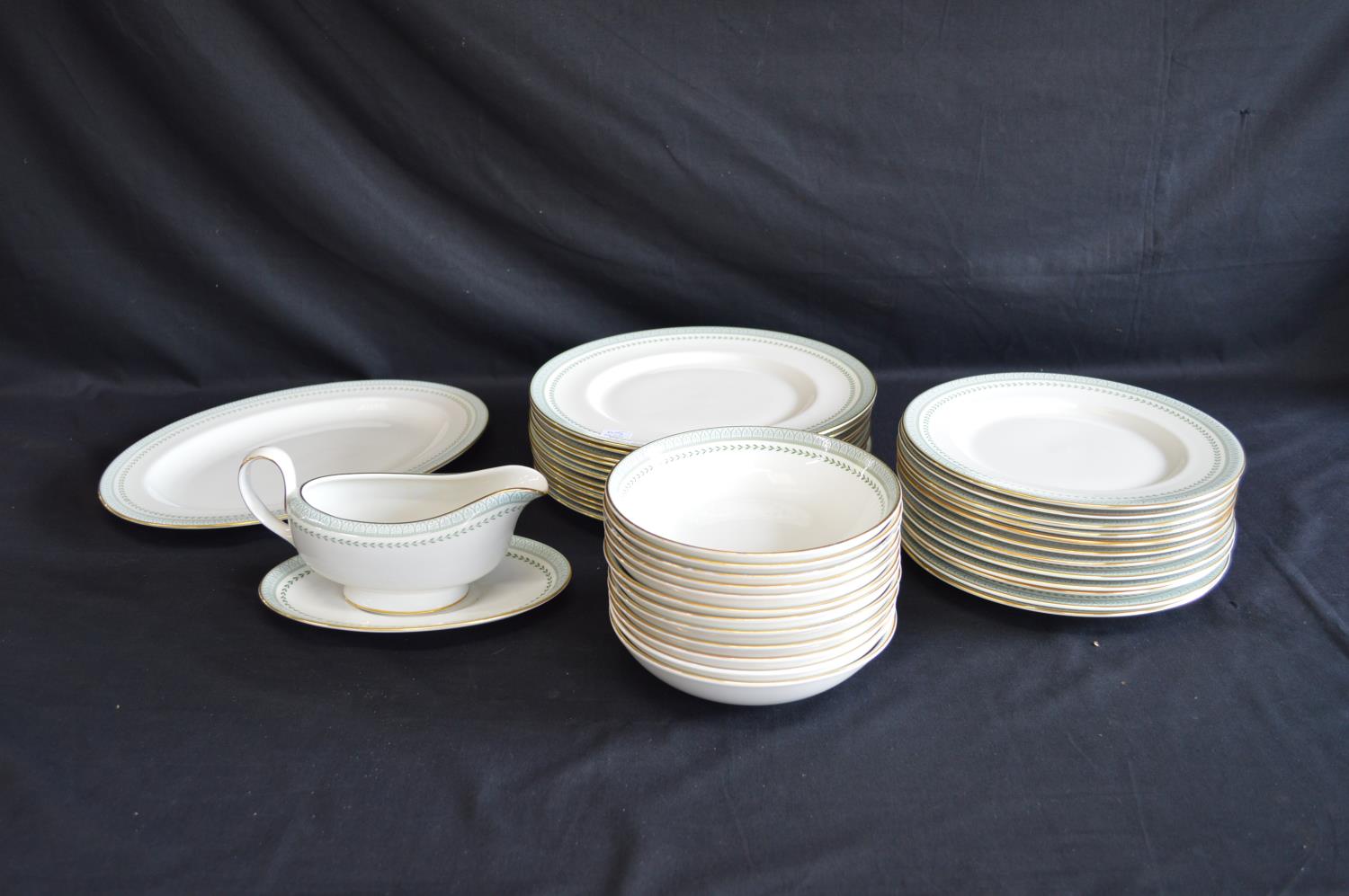 Royal Doulton Berkshire tea and dinner set to comprise: eight tea cups, fourteen 15cm saucers, - Bild 5 aus 5