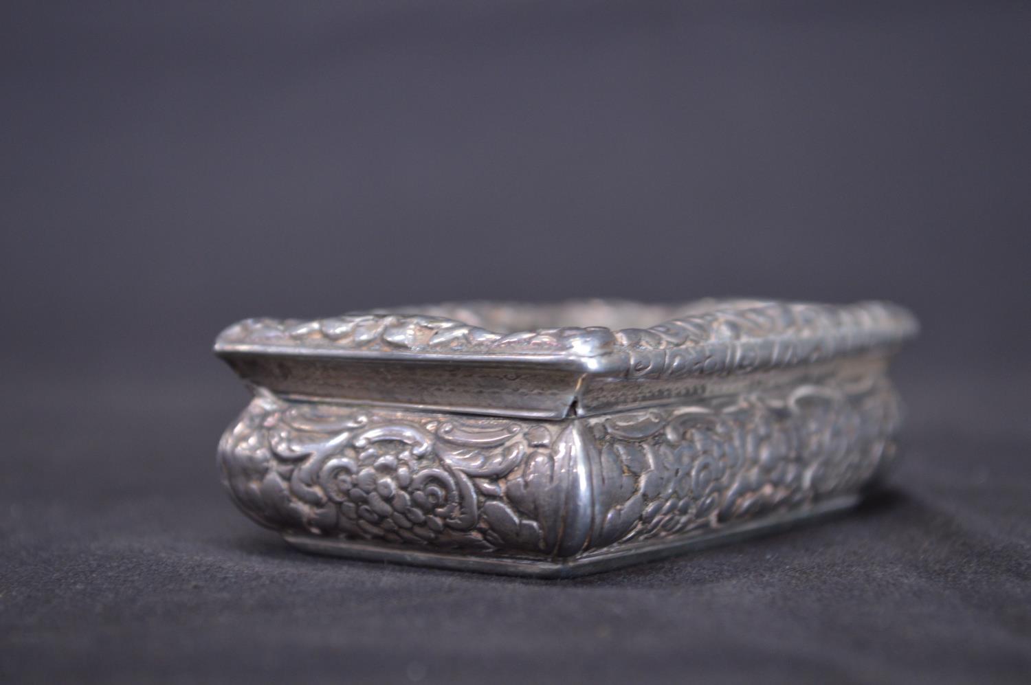 Georgian silver snuff box having floral decoration and personalised engraving, the inside having a - Bild 5 aus 5