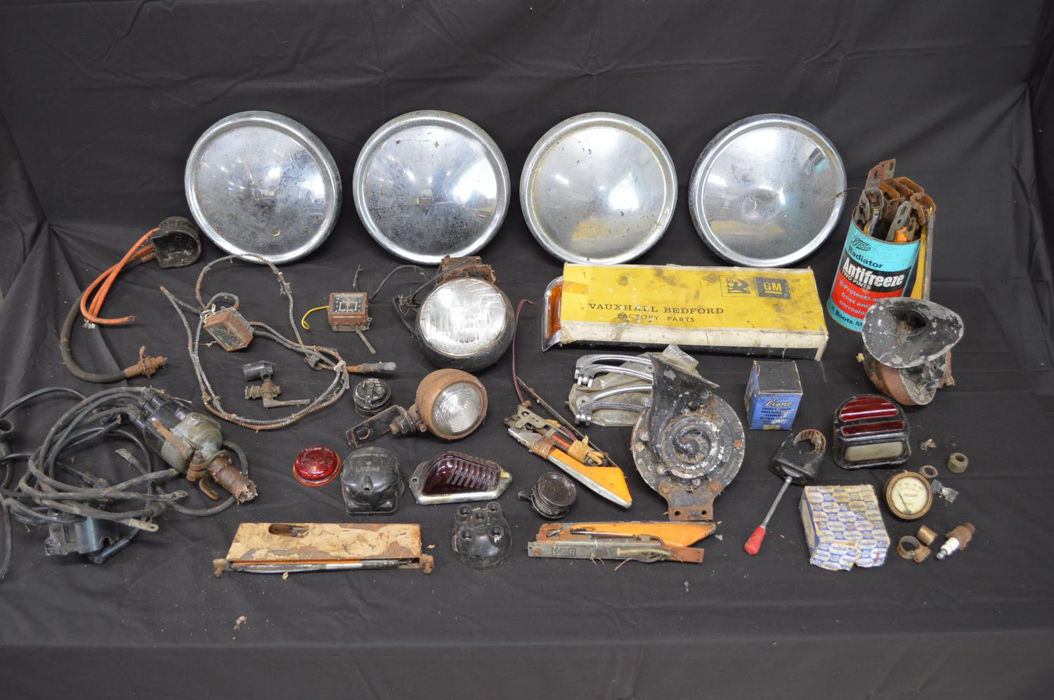 Collection of automobilia to include: wing and rear view mirrors, Smith (MA) speedo, Vauxhall - Image 2 of 3