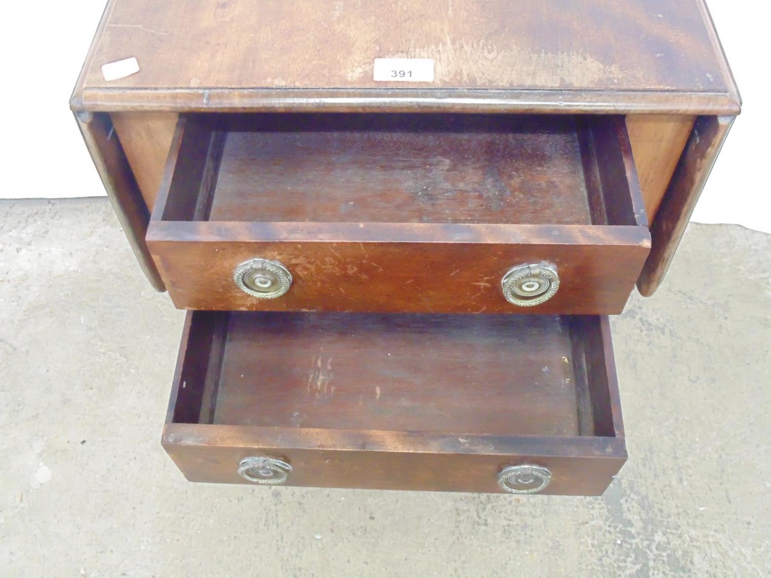 Mahogany two drawer drop flap work table having brass hoop handles, standing on turned tapering legs - Bild 3 aus 4