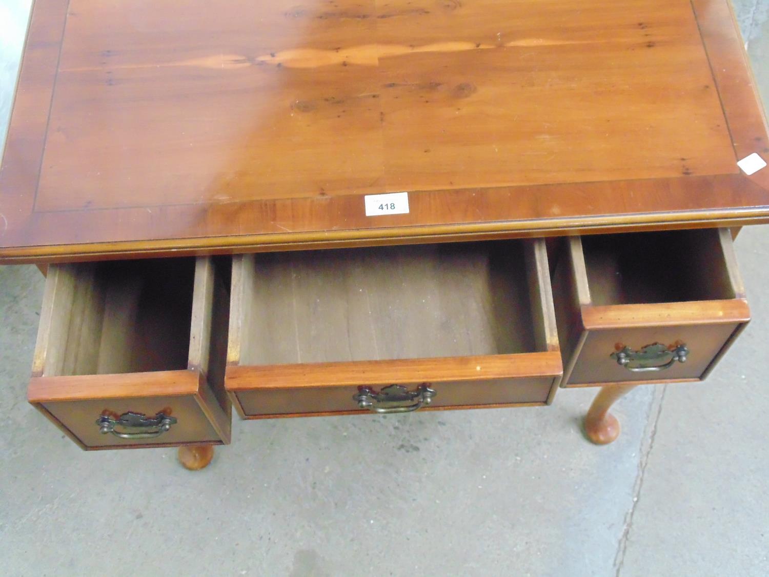 Yewwood lowboy having an arrangement of three drawers with swan neck handles, standing on four - Image 4 of 4