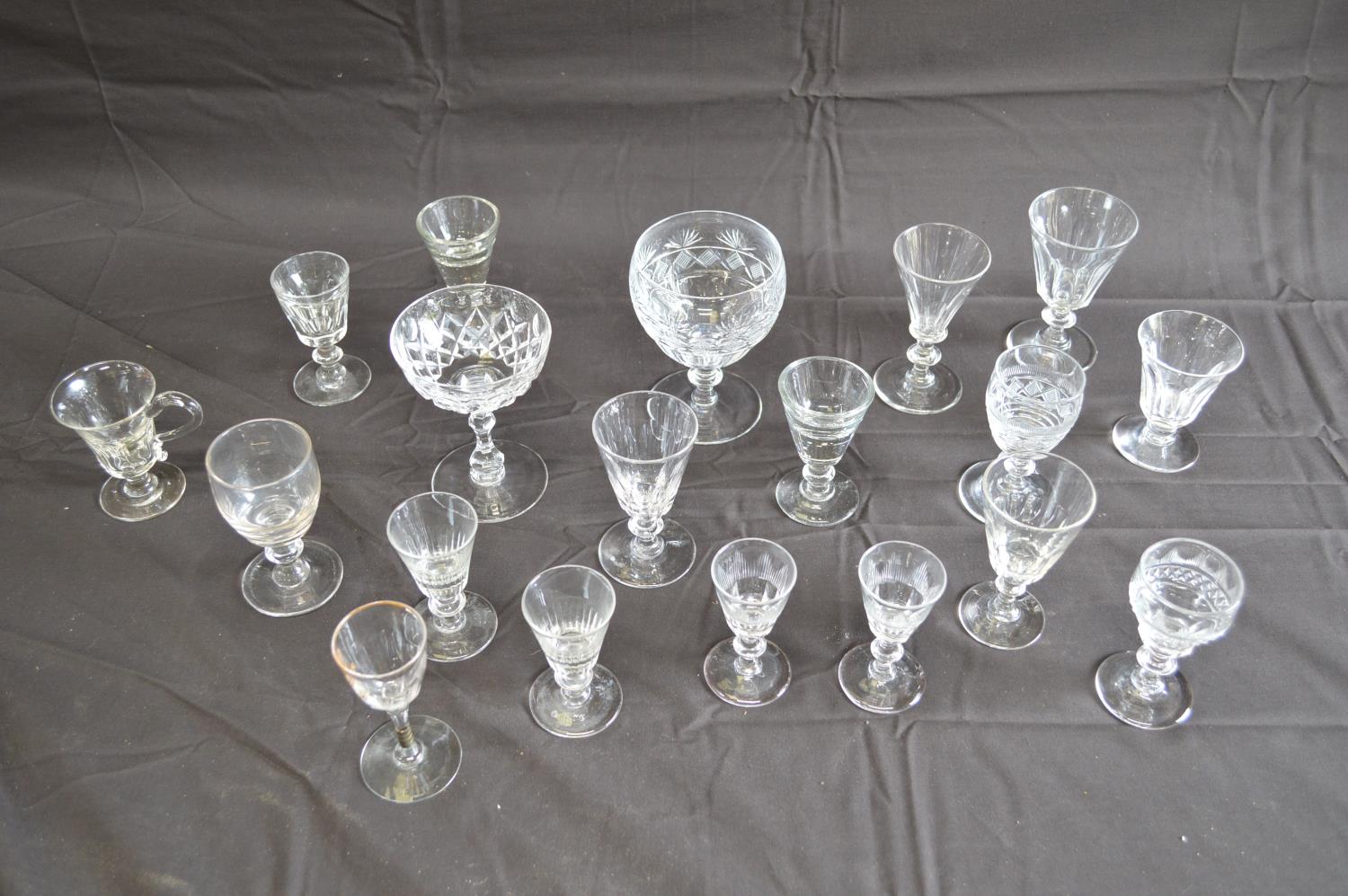 Selection of Georgian, Victorian and later glassware to include: decanters, jugs and stemmed - Bild 4 aus 4