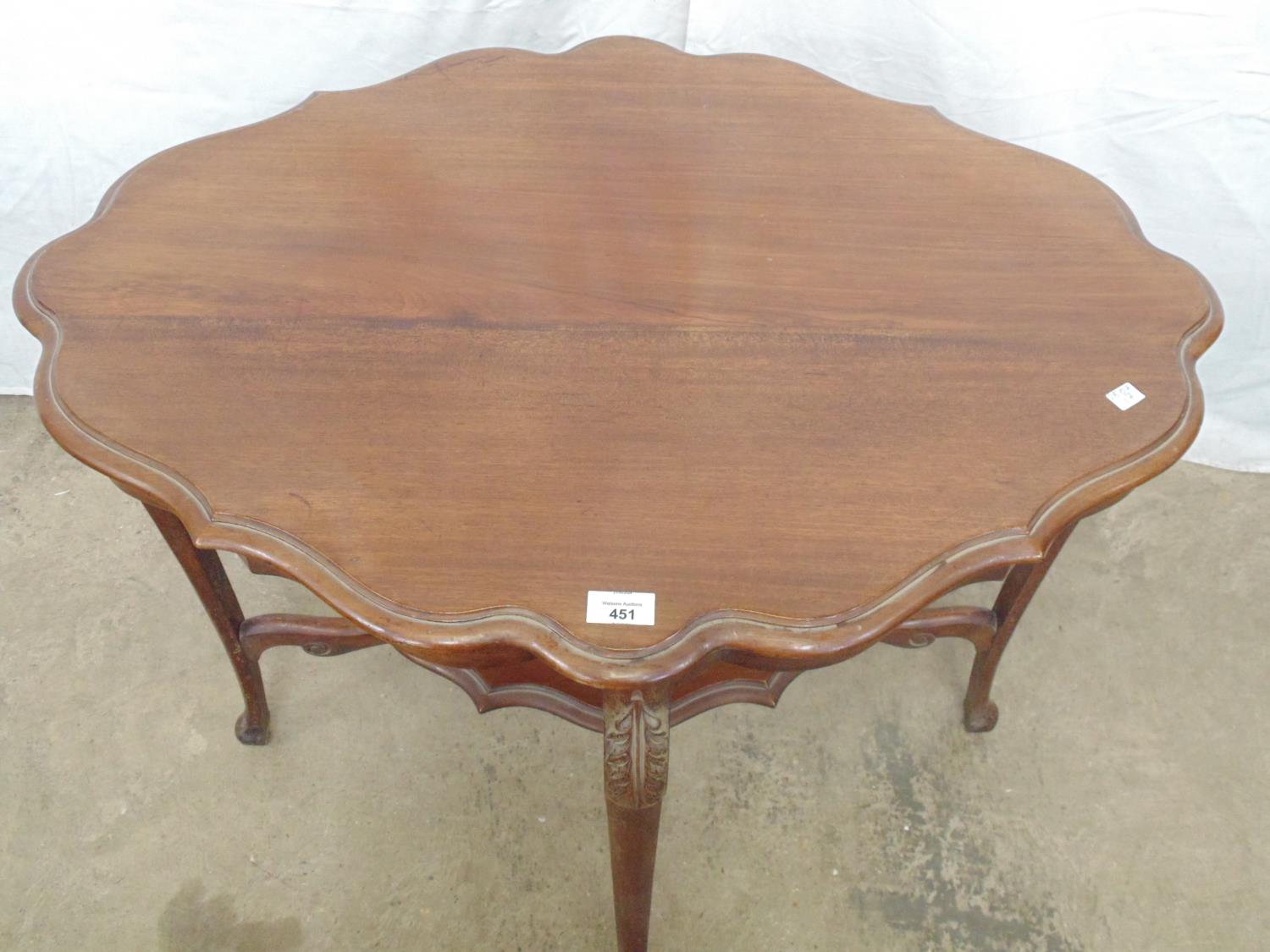 Mahogany two tier occasional table the shaped top over shaped frieze and carved shoulders leading to - Bild 2 aus 4