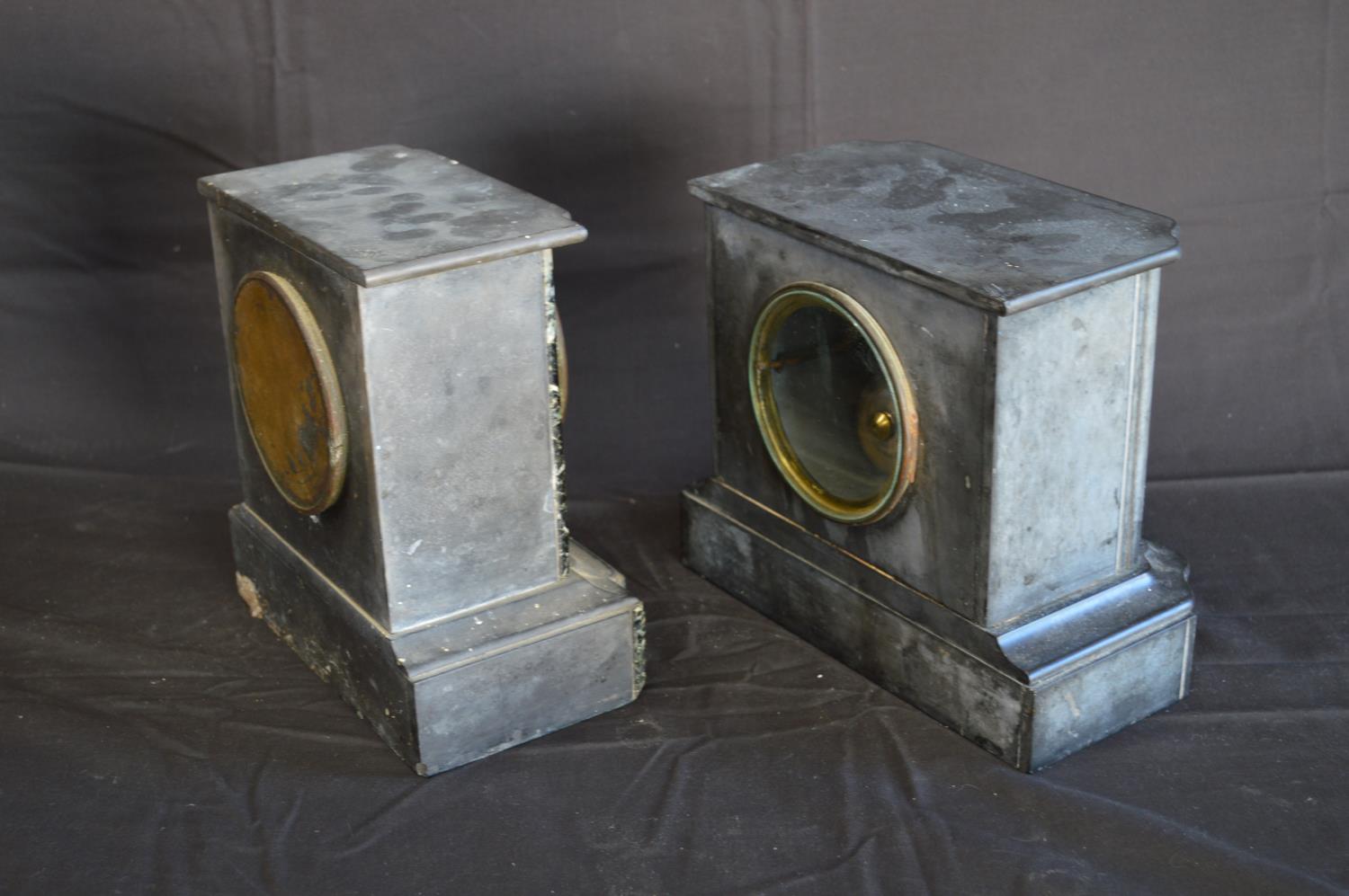 Two slate cased mantle clocks each having white enamel dial with black Roman Numerals and black - Bild 5 aus 5