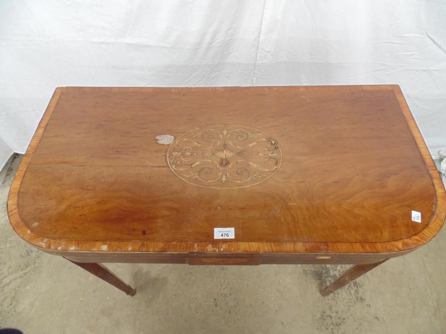 Inlaid mahogany fold over top card table having central cartouche opening to green baized playing - Bild 2 aus 6