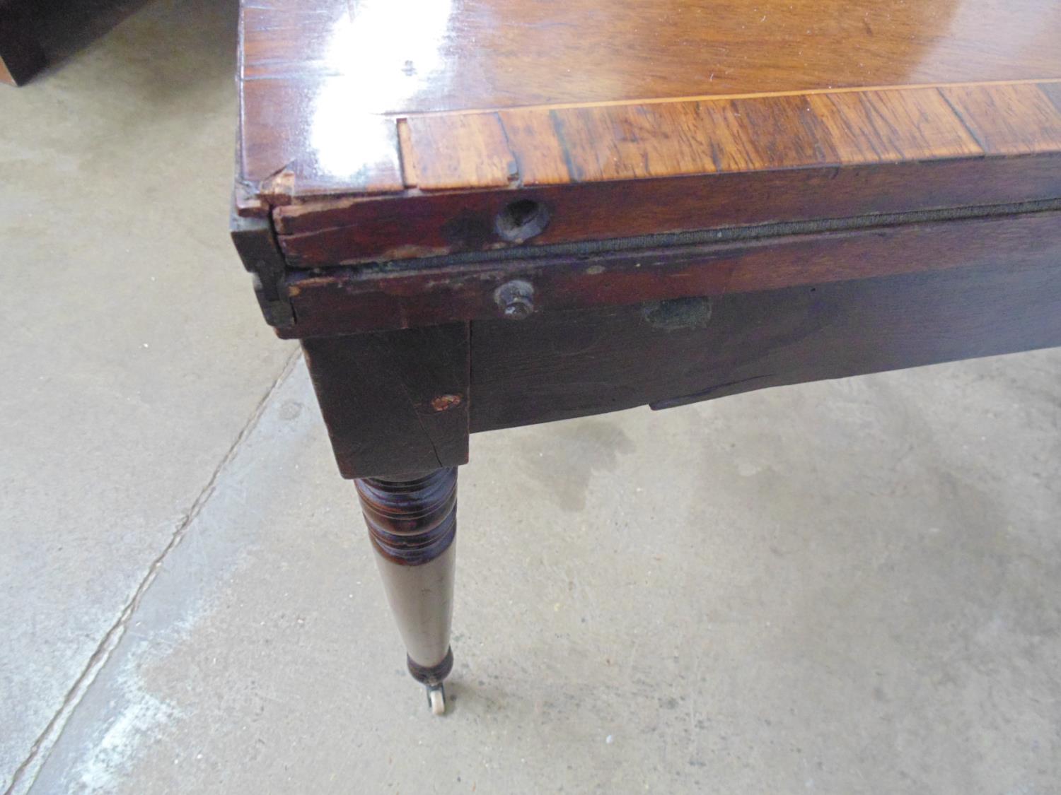 Inlaid mahogany card table having green baized playing surface over four turned legs ending in - Bild 4 aus 7