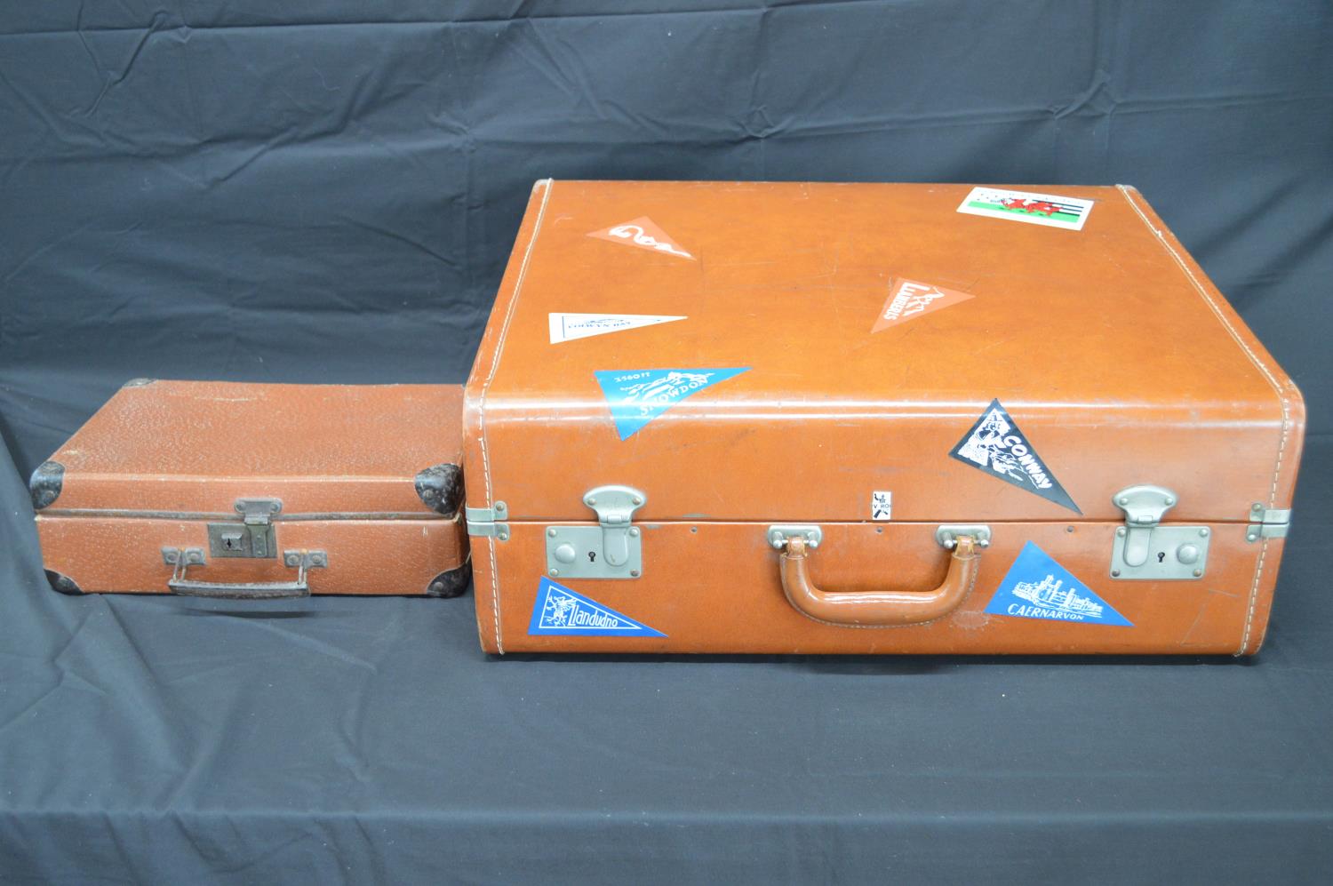 Two vintage suitcases - 57cm x 34.5cm wide Please note descriptions are not condition reports, - Bild 2 aus 4