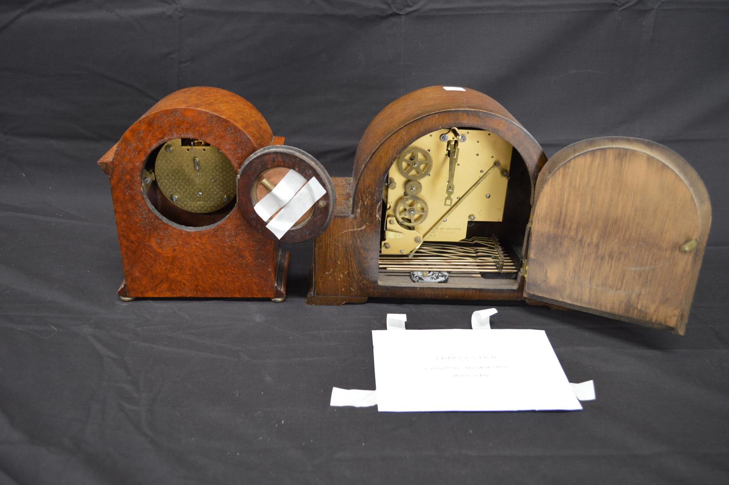 Walnut cased mantle clock having Astral movement with silvered dial, black Roman Numerals and - Bild 4 aus 4